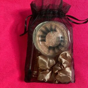 Lash kits🤍Comes with Lash spoolies(2) ,scrunchie ,A Gloss & Two Pairs of Lashes